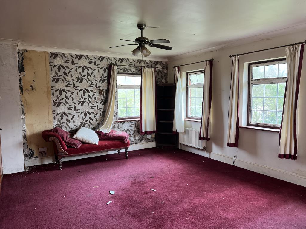 Lot: 101 - IMPRESSIVE SIX-BEDROOM DETACHED HOUSE FOR IMPROVEMENT OR DEVELOPMENT - Bedroom with ensuite and access to balcony
